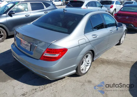 2014 Mercedes-Benz C 250 Sport z USA, uszkodzony, nr VIN WDDGF4HB1ER308331